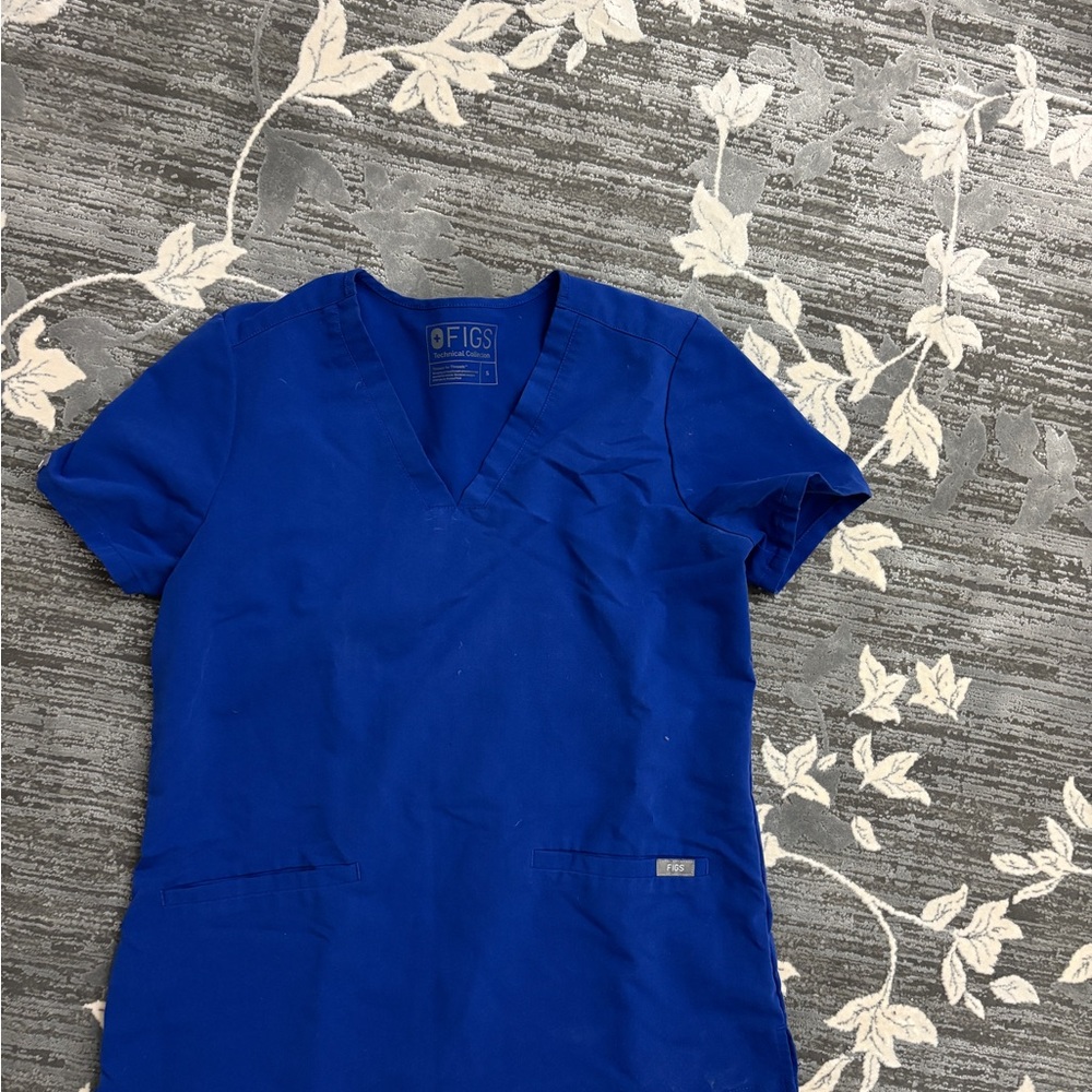 Figs Women’s winning blue casma three pocket scrub top size small